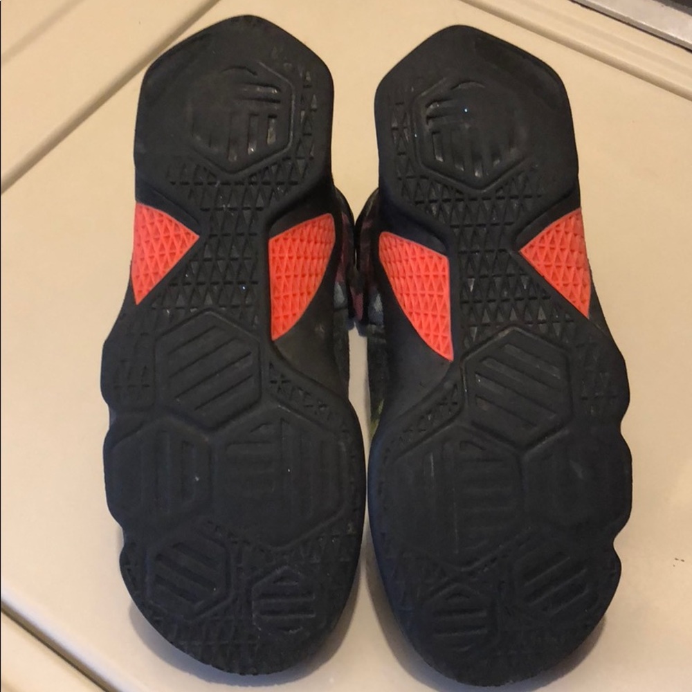 Lebron James - Picture 2 of 6